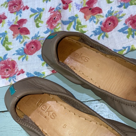 Size 7 Taupe Tieks - Picture 6 of 8